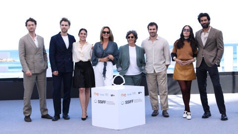 Reparto de Sira junto a Mar&iacute;a Due&ntilde;as en el SSIFF 2026