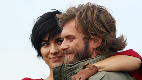 Kıvanç Tatlıtuğ y Tuba Büyüküstün como Cesur y Sühan