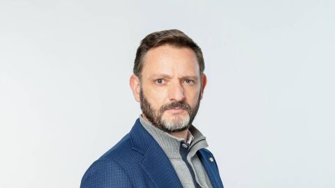 Lamberto Montero es el marido de Ángela y esconde un secreto que marcará el destino de Andrés